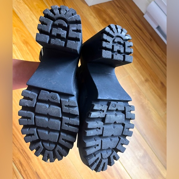 Steve Madden Black Leather Platform Sandals - Picture 4 of 4